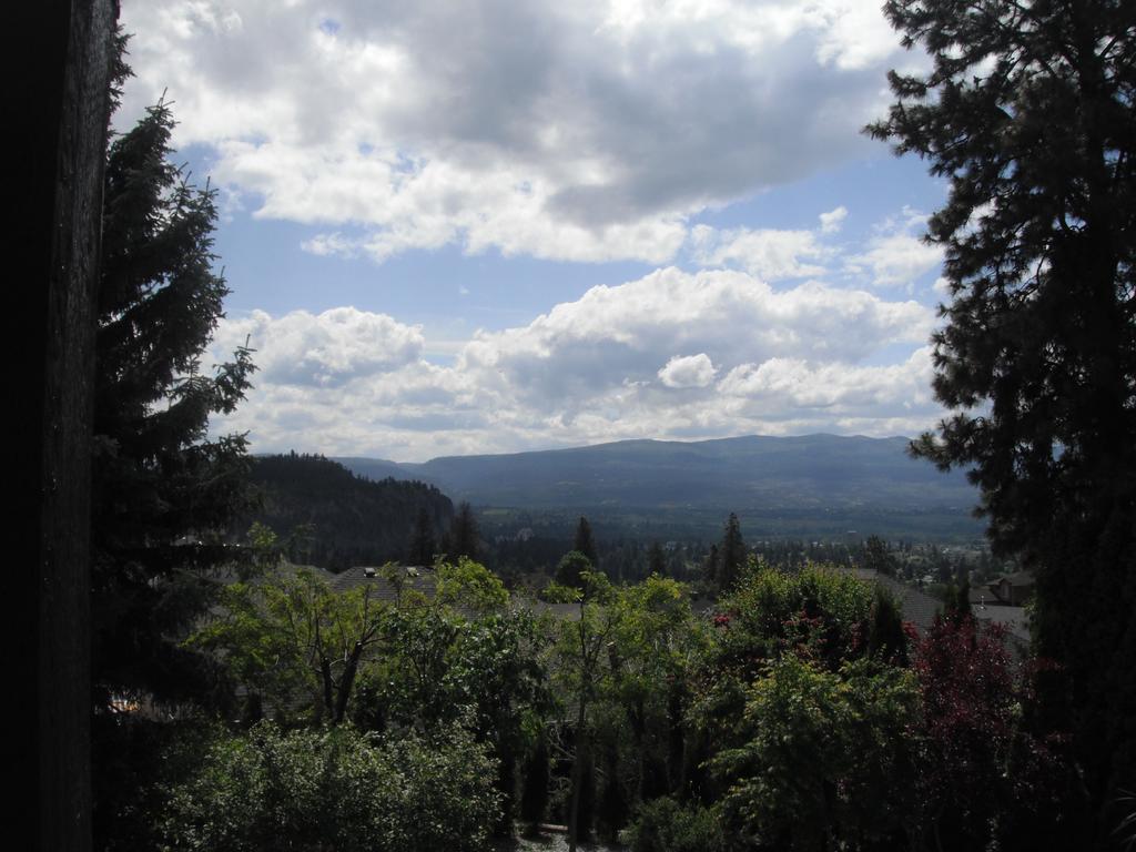 A Touch Of English B&B Kelowna Exteriör bild