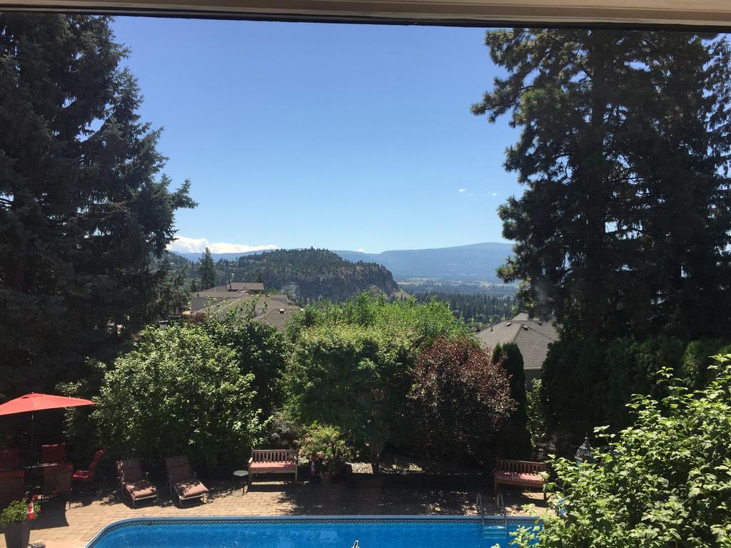 A Touch Of English B&B Kelowna Exteriör bild